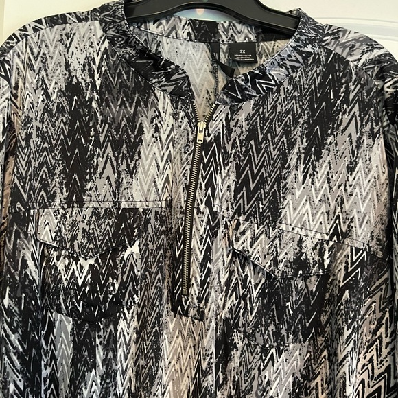 New Direction Blouse with zip neck and roll up 3/4 sleeve - Picture 2 of 5